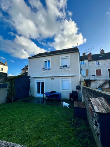 Maison de ville avec 3 chambres et jardin privé.