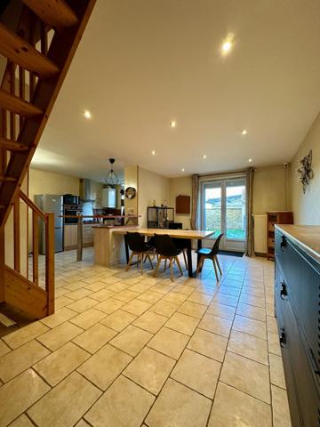 Maison de ville avec 3 chambres et jardin privé.