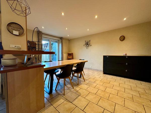 Maison de ville avec 3 chambres et jardin privé.