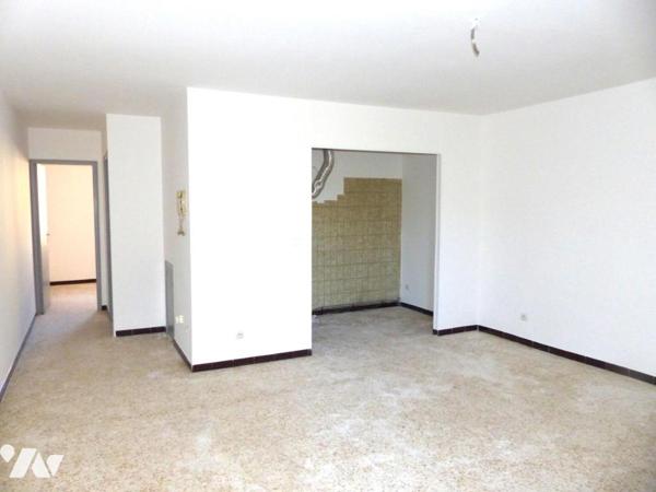 A VENDRE APPARTEMENT T2  A RENOVER  AVEC TERRASSE+ CAVE +1 PLACE DE PARKING