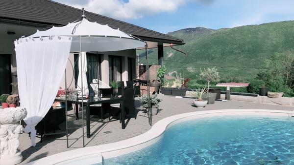 Champfromier (01410) MAISON D'ARCHITECTE 8 PIECES - 310M² - PISCINE - GRAND TERRAIN DE 2330M² - GARAGE 62M²