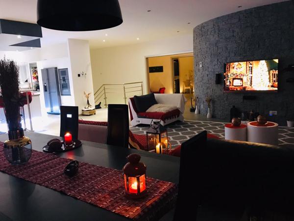 Champfromier (01410) MAISON D'ARCHITECTE 8 PIECES - 310M² - PISCINE - GRAND TERRAIN DE 2330M² - GARAGE 62M²