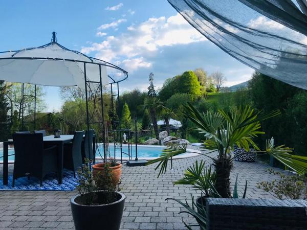 Champfromier (01410) MAISON D'ARCHITECTE 8 PIECES - 310M² - PISCINE - GRAND TERRAIN DE 2330M² - GARAGE 62M²