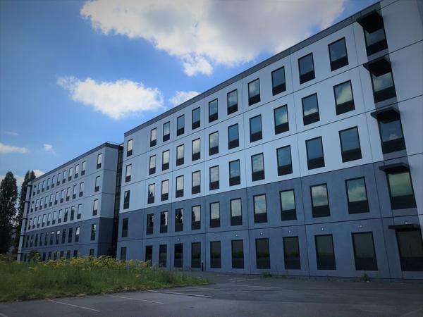 Bureaux à louer à Saint-Ouen-l'Aumône ERP en rez-de-chaussée et parking