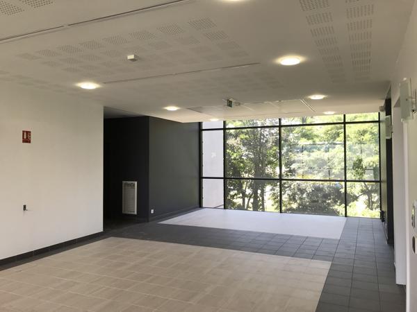 Bureaux à louer à Saint-Ouen-l'Aumône ERP en rez-de-chaussée et parking