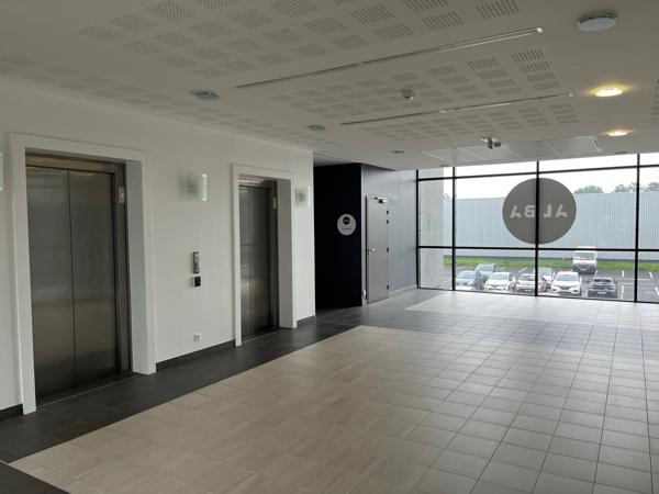 Bureaux à louer à Saint-Ouen-l'Aumône ERP en rez-de-chaussée et parking
