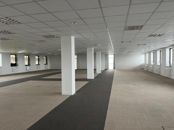 Bureaux à louer à Saint-Ouen-l'Aumône ERP en rez-de-chaussée et parking