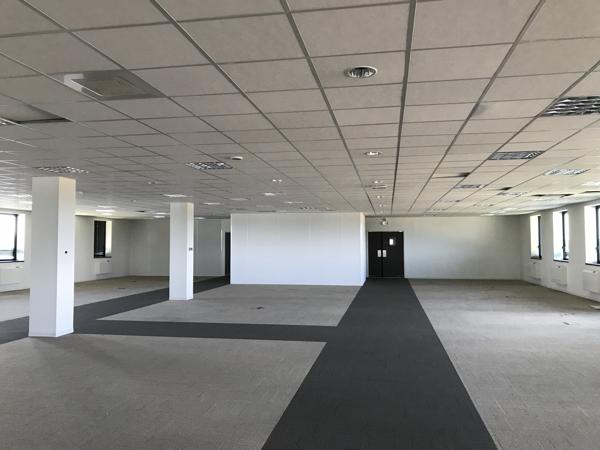 Bureaux à louer à Saint-Ouen-l'Aumône ERP en rez-de-chaussée et parking
