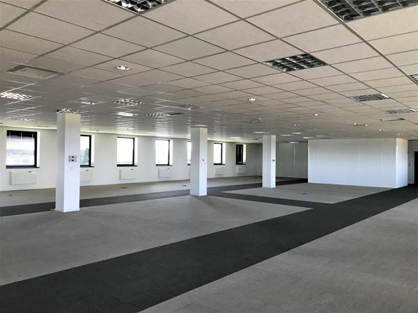 Bureaux à louer à Saint-Ouen-l'Aumône ERP en rez-de-chaussée et parking