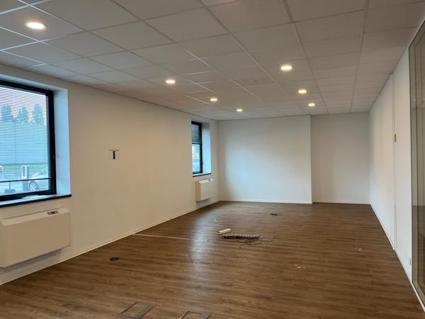 Bureaux à louer à Saint-Ouen-l'Aumône ERP en rez-de-chaussée et parking