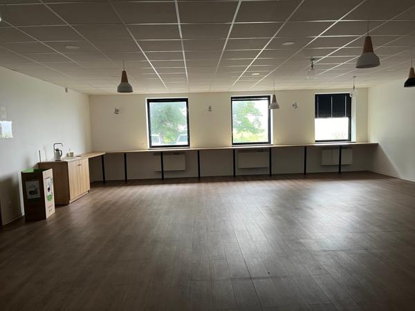 Bureaux à louer à Saint-Ouen-l'Aumône ERP en rez-de-chaussée et parking