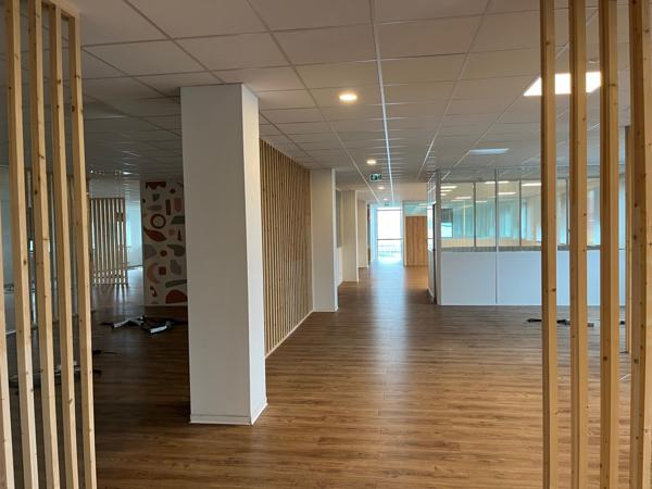 Bureaux à louer à Saint-Ouen-l'Aumône ERP en rez-de-chaussée et parking