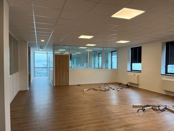 Bureaux à louer à Saint-Ouen-l'Aumône ERP en rez-de-chaussée et parking