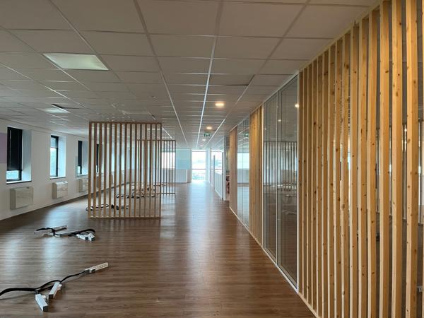 Bureaux à louer à Saint-Ouen-l'Aumône ERP en rez-de-chaussée et parking