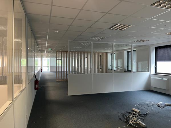 Bureaux à louer à Saint-Ouen-l'Aumône ERP en rez-de-chaussée et parking