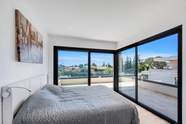 Villa contemporaine récente 8 piéces avec piscine
