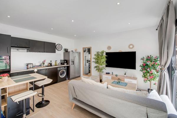 Villa contemporaine récente 8 piéces avec piscine