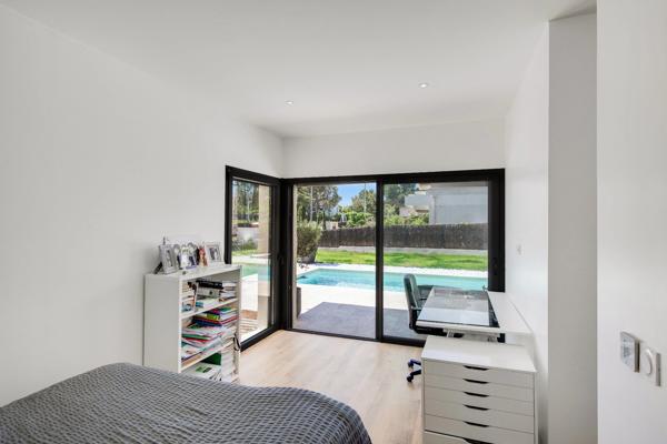 Villa contemporaine récente 8 piéces avec piscine
