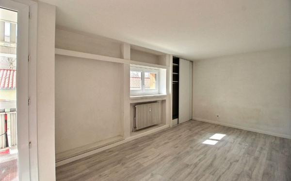 Appartement à louer    1 pièce •  Marseille 5