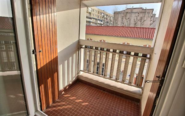 Appartement à louer    1 pièce •  Marseille 5