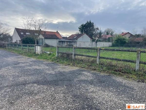 Beau terrain 961 m2 à bâtir sur 825 m2 - G1 et G2 - viabilisé - façade 19.77 ml - possibilité 2 lots - Gare routière - Ecoles