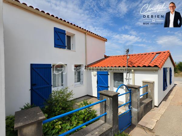 Christophe Debien – BSK Immobilier vous présente en exclusivité cette maison des années 1890 de 59 m² habitables, implantée sur une parcelle close de 284 m².

UNE BASE ÉNERGÉTIQUE DÉJÀ RÉNOVÉE
D'importants travaux ont été réalisés en 2023 : toiture entièrement refaite, isolation thermique par l'extérieur, isolation des combles, pompe à chaleur, menuiseries aluminium double vitrage et électricité refaite.

L'intérieur reste à réhabiliter et à repenser selon vos envies.

UN FORT POTENTIEL D'AMÉNAGEMENT
Au rez-de-chaussée, l'entrée dessert une cuisine–salle à manger à aménager et deux chambres totalisant environ 26 m², pouvant être réhabilitées en salon–salle à manger.
Un couloir dessert une salle d'eau récemment rénovée, des WC, une buanderie et une véranda donnant accès au jardin.
Attenante à la cuisine, une réserve d'environ 16 m² offre un potentiel supplémentaire pour augmenter la surface habitable.
À l'étage, véritable atout du bien : un grenier aménageable d'environ 37 m², permettant d'envisager la création de deux chambres.

EXTÉRIEURS ET INFORMATIONS TECHNIQUES
Vous profiterez d'un jardin clos avec cabanon et d'un garage d'environ 28 m².
La maison est alimentée en eau par un puits. Le réseau d'eau public arrive devant la propriété, sans raccordement actuel de la maison. Le bien dispose également d'un assainissement individuel.

UNE SITUATION PRATIQUE À LA ROCHE-SUR-YON
À environ 5 min des commerces et services, 7 min des principales zones commerciales et 8 min du centre-ville, avec un accès rapide aux principaux axes routiers.

À VOUS D'IMAGINER LA SUITE
Une maison ancienne avec une grande partie des travaux énergétiques déjà réalisée et un réel potentiel pour repenser les volumes : pièce de vie d'environ 26 m² au rez-de-chaussée, deux chambres possibles dans le grenier de 37 m² et réserve de 16 m² à exploiter.

Pour plus d'informations ou organiser une visite, contactez Christophe Debien – BSK Immobilier.

Conformément aux dispositions de la loi ELAN, tout candidat acquéreur est informé de son droit de se faire accompagner, lors de la visite, par un professionnel du bâtiment de son choix.
Il est demandé de signaler préalablement la présence de cet intervenant afin de permettre l’organisation de la visite dans des conditions adaptées.