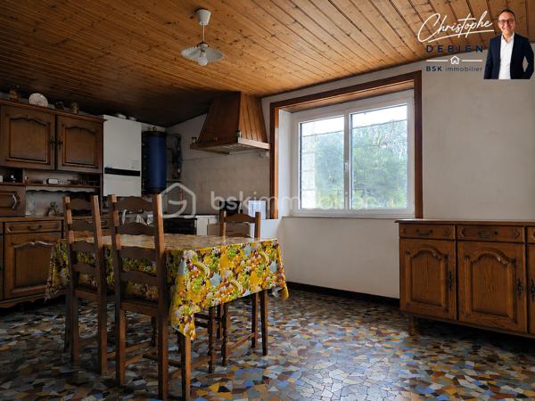 Christophe Debien – BSK Immobilier vous présente en exclusivité cette maison des années 1890 de 59 m² habitables, implantée sur une parcelle close de 284 m².

UNE BASE ÉNERGÉTIQUE DÉJÀ RÉNOVÉE
D'importants travaux ont été réalisés en 2023 : toiture entièrement refaite, isolation thermique par l'extérieur, isolation des combles, pompe à chaleur, menuiseries aluminium double vitrage et électricité refaite.

L'intérieur reste à réhabiliter et à repenser selon vos envies.

UN FORT POTENTIEL D'AMÉNAGEMENT
Au rez-de-chaussée, l'entrée dessert une cuisine–salle à manger à aménager et deux chambres totalisant environ 26 m², pouvant être réhabilitées en salon–salle à manger.
Un couloir dessert une salle d'eau récemment rénovée, des WC, une buanderie et une véranda donnant accès au jardin.
Attenante à la cuisine, une réserve d'environ 16 m² offre un potentiel supplémentaire pour augmenter la surface habitable.
À l'étage, véritable atout du bien : un grenier aménageable d'environ 37 m², permettant d'envisager la création de deux chambres.

EXTÉRIEURS ET INFORMATIONS TECHNIQUES
Vous profiterez d'un jardin clos avec cabanon et d'un garage d'environ 28 m².
La maison est alimentée en eau par un puits. Le réseau d'eau public arrive devant la propriété, sans raccordement actuel de la maison. Le bien dispose également d'un assainissement individuel.

UNE SITUATION PRATIQUE À LA ROCHE-SUR-YON
À environ 5 min des commerces et services, 7 min des principales zones commerciales et 8 min du centre-ville, avec un accès rapide aux principaux axes routiers.

À VOUS D'IMAGINER LA SUITE
Une maison ancienne avec une grande partie des travaux énergétiques déjà réalisée et un réel potentiel pour repenser les volumes : pièce de vie d'environ 26 m² au rez-de-chaussée, deux chambres possibles dans le grenier de 37 m² et réserve de 16 m² à exploiter.

Pour plus d'informations ou organiser une visite, contactez Christophe Debien – BSK Immobilier.

Conformément aux dispositions de la loi ELAN, tout candidat acquéreur est informé de son droit de se faire accompagner, lors de la visite, par un professionnel du bâtiment de son choix.
Il est demandé de signaler préalablement la présence de cet intervenant afin de permettre l’organisation de la visite dans des conditions adaptées.