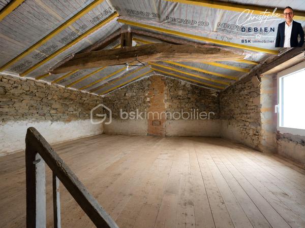 Christophe Debien – BSK Immobilier vous présente en exclusivité cette maison des années 1890 de 59 m² habitables, implantée sur une parcelle close de 284 m².

UNE BASE ÉNERGÉTIQUE DÉJÀ RÉNOVÉE
D'importants travaux ont été réalisés en 2023 : toiture entièrement refaite, isolation thermique par l'extérieur, isolation des combles, pompe à chaleur, menuiseries aluminium double vitrage et électricité refaite.

L'intérieur reste à réhabiliter et à repenser selon vos envies.

UN FORT POTENTIEL D'AMÉNAGEMENT
Au rez-de-chaussée, l'entrée dessert une cuisine–salle à manger à aménager et deux chambres totalisant environ 26 m², pouvant être réhabilitées en salon–salle à manger.
Un couloir dessert une salle d'eau récemment rénovée, des WC, une buanderie et une véranda donnant accès au jardin.
Attenante à la cuisine, une réserve d'environ 16 m² offre un potentiel supplémentaire pour augmenter la surface habitable.
À l'étage, véritable atout du bien : un grenier aménageable d'environ 37 m², permettant d'envisager la création de deux chambres.

EXTÉRIEURS ET INFORMATIONS TECHNIQUES
Vous profiterez d'un jardin clos avec cabanon et d'un garage d'environ 28 m².
La maison est alimentée en eau par un puits. Le réseau d'eau public arrive devant la propriété, sans raccordement actuel de la maison. Le bien dispose également d'un assainissement individuel.

UNE SITUATION PRATIQUE À LA ROCHE-SUR-YON
À environ 5 min des commerces et services, 7 min des principales zones commerciales et 8 min du centre-ville, avec un accès rapide aux principaux axes routiers.

À VOUS D'IMAGINER LA SUITE
Une maison ancienne avec une grande partie des travaux énergétiques déjà réalisée et un réel potentiel pour repenser les volumes : pièce de vie d'environ 26 m² au rez-de-chaussée, deux chambres possibles dans le grenier de 37 m² et réserve de 16 m² à exploiter.

Pour plus d'informations ou organiser une visite, contactez Christophe Debien – BSK Immobilier.

Conformément aux dispositions de la loi ELAN, tout candidat acquéreur est informé de son droit de se faire accompagner, lors de la visite, par un professionnel du bâtiment de son choix.
Il est demandé de signaler préalablement la présence de cet intervenant afin de permettre l’organisation de la visite dans des conditions adaptées.