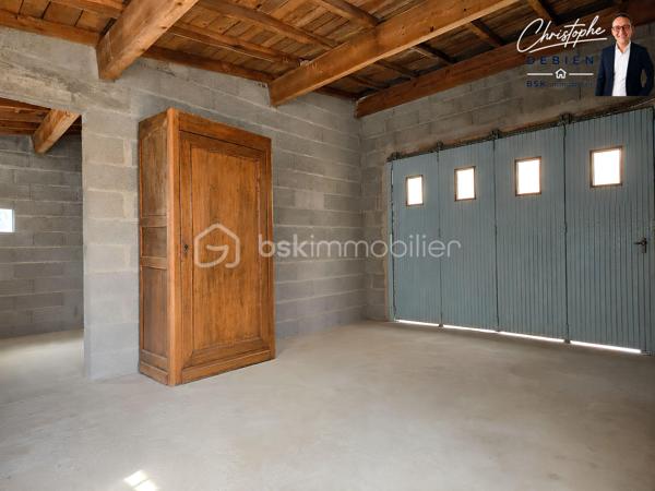 Christophe Debien – BSK Immobilier vous présente en exclusivité cette maison des années 1890 de 59 m² habitables, implantée sur une parcelle close de 284 m².

UNE BASE ÉNERGÉTIQUE DÉJÀ RÉNOVÉE
D'importants travaux ont été réalisés en 2023 : toiture entièrement refaite, isolation thermique par l'extérieur, isolation des combles, pompe à chaleur, menuiseries aluminium double vitrage et électricité refaite.

L'intérieur reste à réhabiliter et à repenser selon vos envies.

UN FORT POTENTIEL D'AMÉNAGEMENT
Au rez-de-chaussée, l'entrée dessert une cuisine–salle à manger à aménager et deux chambres totalisant environ 26 m², pouvant être réhabilitées en salon–salle à manger.
Un couloir dessert une salle d'eau récemment rénovée, des WC, une buanderie et une véranda donnant accès au jardin.
Attenante à la cuisine, une réserve d'environ 16 m² offre un potentiel supplémentaire pour augmenter la surface habitable.
À l'étage, véritable atout du bien : un grenier aménageable d'environ 37 m², permettant d'envisager la création de deux chambres.

EXTÉRIEURS ET INFORMATIONS TECHNIQUES
Vous profiterez d'un jardin clos avec cabanon et d'un garage d'environ 28 m².
La maison est alimentée en eau par un puits. Le réseau d'eau public arrive devant la propriété, sans raccordement actuel de la maison. Le bien dispose également d'un assainissement individuel.

UNE SITUATION PRATIQUE À LA ROCHE-SUR-YON
À environ 5 min des commerces et services, 7 min des principales zones commerciales et 8 min du centre-ville, avec un accès rapide aux principaux axes routiers.

À VOUS D'IMAGINER LA SUITE
Une maison ancienne avec une grande partie des travaux énergétiques déjà réalisée et un réel potentiel pour repenser les volumes : pièce de vie d'environ 26 m² au rez-de-chaussée, deux chambres possibles dans le grenier de 37 m² et réserve de 16 m² à exploiter.

Pour plus d'informations ou organiser une visite, contactez Christophe Debien – BSK Immobilier.

Conformément aux dispositions de la loi ELAN, tout candidat acquéreur est informé de son droit de se faire accompagner, lors de la visite, par un professionnel du bâtiment de son choix.
Il est demandé de signaler préalablement la présence de cet intervenant afin de permettre l’organisation de la visite dans des conditions adaptées.