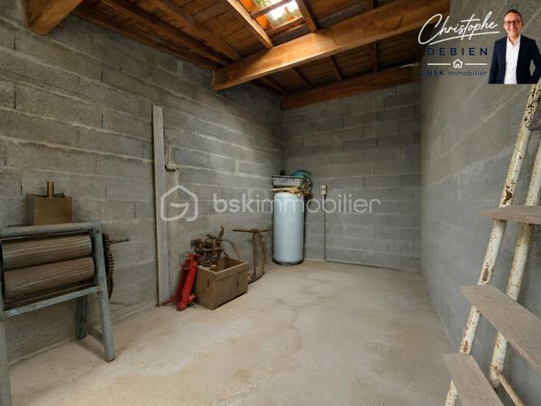 Christophe Debien – BSK Immobilier vous présente en exclusivité cette maison des années 1890 de 59 m² habitables, implantée sur une parcelle close de 284 m².

UNE BASE ÉNERGÉTIQUE DÉJÀ RÉNOVÉE
D'importants travaux ont été réalisés en 2023 : toiture entièrement refaite, isolation thermique par l'extérieur, isolation des combles, pompe à chaleur, menuiseries aluminium double vitrage et électricité refaite.

L'intérieur reste à réhabiliter et à repenser selon vos envies.

UN FORT POTENTIEL D'AMÉNAGEMENT
Au rez-de-chaussée, l'entrée dessert une cuisine–salle à manger à aménager et deux chambres totalisant environ 26 m², pouvant être réhabilitées en salon–salle à manger.
Un couloir dessert une salle d'eau récemment rénovée, des WC, une buanderie et une véranda donnant accès au jardin.
Attenante à la cuisine, une réserve d'environ 16 m² offre un potentiel supplémentaire pour augmenter la surface habitable.
À l'étage, véritable atout du bien : un grenier aménageable d'environ 37 m², permettant d'envisager la création de deux chambres.

EXTÉRIEURS ET INFORMATIONS TECHNIQUES
Vous profiterez d'un jardin clos avec cabanon et d'un garage d'environ 28 m².
La maison est alimentée en eau par un puits. Le réseau d'eau public arrive devant la propriété, sans raccordement actuel de la maison. Le bien dispose également d'un assainissement individuel.

UNE SITUATION PRATIQUE À LA ROCHE-SUR-YON
À environ 5 min des commerces et services, 7 min des principales zones commerciales et 8 min du centre-ville, avec un accès rapide aux principaux axes routiers.

À VOUS D'IMAGINER LA SUITE
Une maison ancienne avec une grande partie des travaux énergétiques déjà réalisée et un réel potentiel pour repenser les volumes : pièce de vie d'environ 26 m² au rez-de-chaussée, deux chambres possibles dans le grenier de 37 m² et réserve de 16 m² à exploiter.

Pour plus d'informations ou organiser une visite, contactez Christophe Debien – BSK Immobilier.

Conformément aux dispositions de la loi ELAN, tout candidat acquéreur est informé de son droit de se faire accompagner, lors de la visite, par un professionnel du bâtiment de son choix.
Il est demandé de signaler préalablement la présence de cet intervenant afin de permettre l’organisation de la visite dans des conditions adaptées.