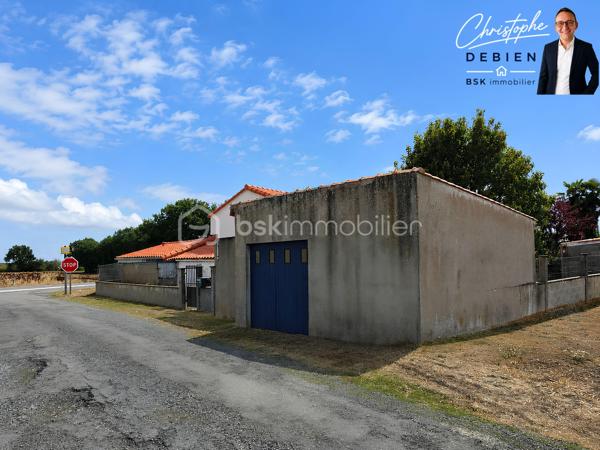 Christophe Debien – BSK Immobilier vous présente en exclusivité cette maison des années 1890 de 59 m² habitables, implantée sur une parcelle close de 284 m².

UNE BASE ÉNERGÉTIQUE DÉJÀ RÉNOVÉE
D'importants travaux ont été réalisés en 2023 : toiture entièrement refaite, isolation thermique par l'extérieur, isolation des combles, pompe à chaleur, menuiseries aluminium double vitrage et électricité refaite.

L'intérieur reste à réhabiliter et à repenser selon vos envies.

UN FORT POTENTIEL D'AMÉNAGEMENT
Au rez-de-chaussée, l'entrée dessert une cuisine–salle à manger à aménager et deux chambres totalisant environ 26 m², pouvant être réhabilitées en salon–salle à manger.
Un couloir dessert une salle d'eau récemment rénovée, des WC, une buanderie et une véranda donnant accès au jardin.
Attenante à la cuisine, une réserve d'environ 16 m² offre un potentiel supplémentaire pour augmenter la surface habitable.
À l'étage, véritable atout du bien : un grenier aménageable d'environ 37 m², permettant d'envisager la création de deux chambres.

EXTÉRIEURS ET INFORMATIONS TECHNIQUES
Vous profiterez d'un jardin clos avec cabanon et d'un garage d'environ 28 m².
La maison est alimentée en eau par un puits. Le réseau d'eau public arrive devant la propriété, sans raccordement actuel de la maison. Le bien dispose également d'un assainissement individuel.

UNE SITUATION PRATIQUE À LA ROCHE-SUR-YON
À environ 5 min des commerces et services, 7 min des principales zones commerciales et 8 min du centre-ville, avec un accès rapide aux principaux axes routiers.

À VOUS D'IMAGINER LA SUITE
Une maison ancienne avec une grande partie des travaux énergétiques déjà réalisée et un réel potentiel pour repenser les volumes : pièce de vie d'environ 26 m² au rez-de-chaussée, deux chambres possibles dans le grenier de 37 m² et réserve de 16 m² à exploiter.

Pour plus d'informations ou organiser une visite, contactez Christophe Debien – BSK Immobilier.

Conformément aux dispositions de la loi ELAN, tout candidat acquéreur est informé de son droit de se faire accompagner, lors de la visite, par un professionnel du bâtiment de son choix.
Il est demandé de signaler préalablement la présence de cet intervenant afin de permettre l’organisation de la visite dans des conditions adaptées.