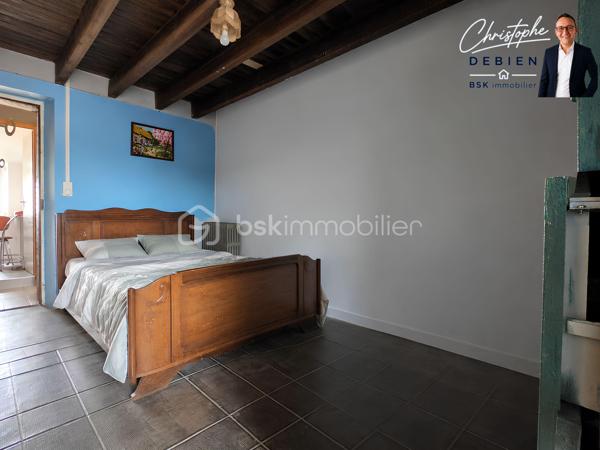 Christophe Debien – BSK Immobilier vous présente en exclusivité cette maison des années 1890 de 59 m² habitables, implantée sur une parcelle close de 284 m².

UNE BASE ÉNERGÉTIQUE DÉJÀ RÉNOVÉE
D'importants travaux ont été réalisés en 2023 : toiture entièrement refaite, isolation thermique par l'extérieur, isolation des combles, pompe à chaleur, menuiseries aluminium double vitrage et électricité refaite.

L'intérieur reste à réhabiliter et à repenser selon vos envies.

UN FORT POTENTIEL D'AMÉNAGEMENT
Au rez-de-chaussée, l'entrée dessert une cuisine–salle à manger à aménager et deux chambres totalisant environ 26 m², pouvant être réhabilitées en salon–salle à manger.
Un couloir dessert une salle d'eau récemment rénovée, des WC, une buanderie et une véranda donnant accès au jardin.
Attenante à la cuisine, une réserve d'environ 16 m² offre un potentiel supplémentaire pour augmenter la surface habitable.
À l'étage, véritable atout du bien : un grenier aménageable d'environ 37 m², permettant d'envisager la création de deux chambres.

EXTÉRIEURS ET INFORMATIONS TECHNIQUES
Vous profiterez d'un jardin clos avec cabanon et d'un garage d'environ 28 m².
La maison est alimentée en eau par un puits. Le réseau d'eau public arrive devant la propriété, sans raccordement actuel de la maison. Le bien dispose également d'un assainissement individuel.

UNE SITUATION PRATIQUE À LA ROCHE-SUR-YON
À environ 5 min des commerces et services, 7 min des principales zones commerciales et 8 min du centre-ville, avec un accès rapide aux principaux axes routiers.

À VOUS D'IMAGINER LA SUITE
Une maison ancienne avec une grande partie des travaux énergétiques déjà réalisée et un réel potentiel pour repenser les volumes : pièce de vie d'environ 26 m² au rez-de-chaussée, deux chambres possibles dans le grenier de 37 m² et réserve de 16 m² à exploiter.

Pour plus d'informations ou organiser une visite, contactez Christophe Debien – BSK Immobilier.

Conformément aux dispositions de la loi ELAN, tout candidat acquéreur est informé de son droit de se faire accompagner, lors de la visite, par un professionnel du bâtiment de son choix.
Il est demandé de signaler préalablement la présence de cet intervenant afin de permettre l’organisation de la visite dans des conditions adaptées.