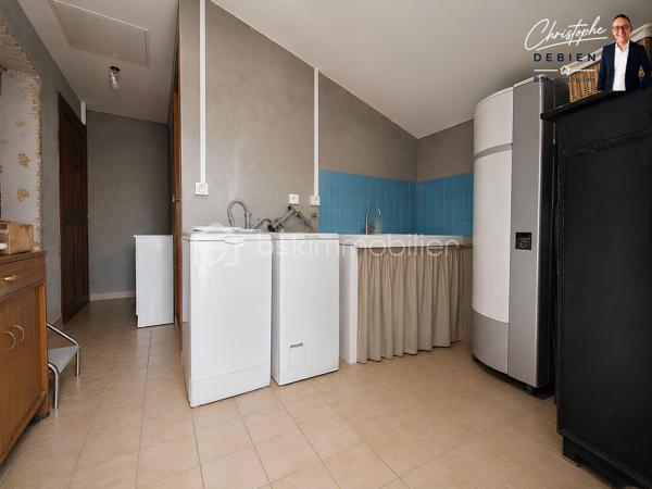 Christophe Debien – BSK Immobilier vous présente en exclusivité cette maison des années 1890 de 59 m² habitables, implantée sur une parcelle close de 284 m².

UNE BASE ÉNERGÉTIQUE DÉJÀ RÉNOVÉE
D'importants travaux ont été réalisés en 2023 : toiture entièrement refaite, isolation thermique par l'extérieur, isolation des combles, pompe à chaleur, menuiseries aluminium double vitrage et électricité refaite.

L'intérieur reste à réhabiliter et à repenser selon vos envies.

UN FORT POTENTIEL D'AMÉNAGEMENT
Au rez-de-chaussée, l'entrée dessert une cuisine–salle à manger à aménager et deux chambres totalisant environ 26 m², pouvant être réhabilitées en salon–salle à manger.
Un couloir dessert une salle d'eau récemment rénovée, des WC, une buanderie et une véranda donnant accès au jardin.
Attenante à la cuisine, une réserve d'environ 16 m² offre un potentiel supplémentaire pour augmenter la surface habitable.
À l'étage, véritable atout du bien : un grenier aménageable d'environ 37 m², permettant d'envisager la création de deux chambres.

EXTÉRIEURS ET INFORMATIONS TECHNIQUES
Vous profiterez d'un jardin clos avec cabanon et d'un garage d'environ 28 m².
La maison est alimentée en eau par un puits. Le réseau d'eau public arrive devant la propriété, sans raccordement actuel de la maison. Le bien dispose également d'un assainissement individuel.

UNE SITUATION PRATIQUE À LA ROCHE-SUR-YON
À environ 5 min des commerces et services, 7 min des principales zones commerciales et 8 min du centre-ville, avec un accès rapide aux principaux axes routiers.

À VOUS D'IMAGINER LA SUITE
Une maison ancienne avec une grande partie des travaux énergétiques déjà réalisée et un réel potentiel pour repenser les volumes : pièce de vie d'environ 26 m² au rez-de-chaussée, deux chambres possibles dans le grenier de 37 m² et réserve de 16 m² à exploiter.

Pour plus d'informations ou organiser une visite, contactez Christophe Debien – BSK Immobilier.

Conformément aux dispositions de la loi ELAN, tout candidat acquéreur est informé de son droit de se faire accompagner, lors de la visite, par un professionnel du bâtiment de son choix.
Il est demandé de signaler préalablement la présence de cet intervenant afin de permettre l’organisation de la visite dans des conditions adaptées.