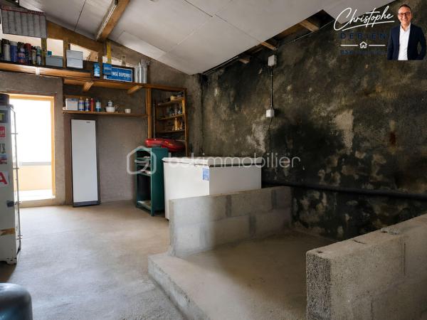 Christophe Debien – BSK Immobilier vous présente en exclusivité cette maison des années 1890 de 59 m² habitables, implantée sur une parcelle close de 284 m².

UNE BASE ÉNERGÉTIQUE DÉJÀ RÉNOVÉE
D'importants travaux ont été réalisés en 2023 : toiture entièrement refaite, isolation thermique par l'extérieur, isolation des combles, pompe à chaleur, menuiseries aluminium double vitrage et électricité refaite.

L'intérieur reste à réhabiliter et à repenser selon vos envies.

UN FORT POTENTIEL D'AMÉNAGEMENT
Au rez-de-chaussée, l'entrée dessert une cuisine–salle à manger à aménager et deux chambres totalisant environ 26 m², pouvant être réhabilitées en salon–salle à manger.
Un couloir dessert une salle d'eau récemment rénovée, des WC, une buanderie et une véranda donnant accès au jardin.
Attenante à la cuisine, une réserve d'environ 16 m² offre un potentiel supplémentaire pour augmenter la surface habitable.
À l'étage, véritable atout du bien : un grenier aménageable d'environ 37 m², permettant d'envisager la création de deux chambres.

EXTÉRIEURS ET INFORMATIONS TECHNIQUES
Vous profiterez d'un jardin clos avec cabanon et d'un garage d'environ 28 m².
La maison est alimentée en eau par un puits. Le réseau d'eau public arrive devant la propriété, sans raccordement actuel de la maison. Le bien dispose également d'un assainissement individuel.

UNE SITUATION PRATIQUE À LA ROCHE-SUR-YON
À environ 5 min des commerces et services, 7 min des principales zones commerciales et 8 min du centre-ville, avec un accès rapide aux principaux axes routiers.

À VOUS D'IMAGINER LA SUITE
Une maison ancienne avec une grande partie des travaux énergétiques déjà réalisée et un réel potentiel pour repenser les volumes : pièce de vie d'environ 26 m² au rez-de-chaussée, deux chambres possibles dans le grenier de 37 m² et réserve de 16 m² à exploiter.

Pour plus d'informations ou organiser une visite, contactez Christophe Debien – BSK Immobilier.

Conformément aux dispositions de la loi ELAN, tout candidat acquéreur est informé de son droit de se faire accompagner, lors de la visite, par un professionnel du bâtiment de son choix.
Il est demandé de signaler préalablement la présence de cet intervenant afin de permettre l’organisation de la visite dans des conditions adaptées.