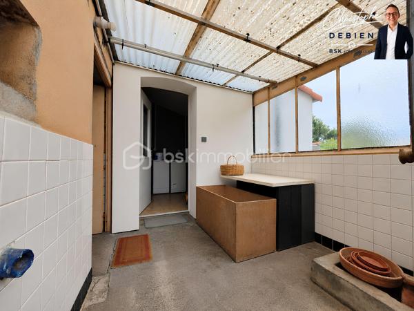 Christophe Debien – BSK Immobilier vous présente en exclusivité cette maison des années 1890 de 59 m² habitables, implantée sur une parcelle close de 284 m².

UNE BASE ÉNERGÉTIQUE DÉJÀ RÉNOVÉE
D'importants travaux ont été réalisés en 2023 : toiture entièrement refaite, isolation thermique par l'extérieur, isolation des combles, pompe à chaleur, menuiseries aluminium double vitrage et électricité refaite.

L'intérieur reste à réhabiliter et à repenser selon vos envies.

UN FORT POTENTIEL D'AMÉNAGEMENT
Au rez-de-chaussée, l'entrée dessert une cuisine–salle à manger à aménager et deux chambres totalisant environ 26 m², pouvant être réhabilitées en salon–salle à manger.
Un couloir dessert une salle d'eau récemment rénovée, des WC, une buanderie et une véranda donnant accès au jardin.
Attenante à la cuisine, une réserve d'environ 16 m² offre un potentiel supplémentaire pour augmenter la surface habitable.
À l'étage, véritable atout du bien : un grenier aménageable d'environ 37 m², permettant d'envisager la création de deux chambres.

EXTÉRIEURS ET INFORMATIONS TECHNIQUES
Vous profiterez d'un jardin clos avec cabanon et d'un garage d'environ 28 m².
La maison est alimentée en eau par un puits. Le réseau d'eau public arrive devant la propriété, sans raccordement actuel de la maison. Le bien dispose également d'un assainissement individuel.

UNE SITUATION PRATIQUE À LA ROCHE-SUR-YON
À environ 5 min des commerces et services, 7 min des principales zones commerciales et 8 min du centre-ville, avec un accès rapide aux principaux axes routiers.

À VOUS D'IMAGINER LA SUITE
Une maison ancienne avec une grande partie des travaux énergétiques déjà réalisée et un réel potentiel pour repenser les volumes : pièce de vie d'environ 26 m² au rez-de-chaussée, deux chambres possibles dans le grenier de 37 m² et réserve de 16 m² à exploiter.

Pour plus d'informations ou organiser une visite, contactez Christophe Debien – BSK Immobilier.

Conformément aux dispositions de la loi ELAN, tout candidat acquéreur est informé de son droit de se faire accompagner, lors de la visite, par un professionnel du bâtiment de son choix.
Il est demandé de signaler préalablement la présence de cet intervenant afin de permettre l’organisation de la visite dans des conditions adaptées.