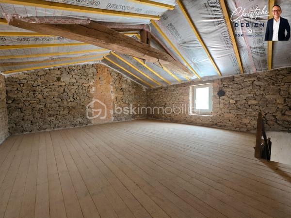 Christophe Debien – BSK Immobilier vous présente en exclusivité cette maison des années 1890 de 59 m² habitables, implantée sur une parcelle close de 284 m².

UNE BASE ÉNERGÉTIQUE DÉJÀ RÉNOVÉE
D'importants travaux ont été réalisés en 2023 : toiture entièrement refaite, isolation thermique par l'extérieur, isolation des combles, pompe à chaleur, menuiseries aluminium double vitrage et électricité refaite.

L'intérieur reste à réhabiliter et à repenser selon vos envies.

UN FORT POTENTIEL D'AMÉNAGEMENT
Au rez-de-chaussée, l'entrée dessert une cuisine–salle à manger à aménager et deux chambres totalisant environ 26 m², pouvant être réhabilitées en salon–salle à manger.
Un couloir dessert une salle d'eau récemment rénovée, des WC, une buanderie et une véranda donnant accès au jardin.
Attenante à la cuisine, une réserve d'environ 16 m² offre un potentiel supplémentaire pour augmenter la surface habitable.
À l'étage, véritable atout du bien : un grenier aménageable d'environ 37 m², permettant d'envisager la création de deux chambres.

EXTÉRIEURS ET INFORMATIONS TECHNIQUES
Vous profiterez d'un jardin clos avec cabanon et d'un garage d'environ 28 m².
La maison est alimentée en eau par un puits. Le réseau d'eau public arrive devant la propriété, sans raccordement actuel de la maison. Le bien dispose également d'un assainissement individuel.

UNE SITUATION PRATIQUE À LA ROCHE-SUR-YON
À environ 5 min des commerces et services, 7 min des principales zones commerciales et 8 min du centre-ville, avec un accès rapide aux principaux axes routiers.

À VOUS D'IMAGINER LA SUITE
Une maison ancienne avec une grande partie des travaux énergétiques déjà réalisée et un réel potentiel pour repenser les volumes : pièce de vie d'environ 26 m² au rez-de-chaussée, deux chambres possibles dans le grenier de 37 m² et réserve de 16 m² à exploiter.

Pour plus d'informations ou organiser une visite, contactez Christophe Debien – BSK Immobilier.

Conformément aux dispositions de la loi ELAN, tout candidat acquéreur est informé de son droit de se faire accompagner, lors de la visite, par un professionnel du bâtiment de son choix.
Il est demandé de signaler préalablement la présence de cet intervenant afin de permettre l’organisation de la visite dans des conditions adaptées.