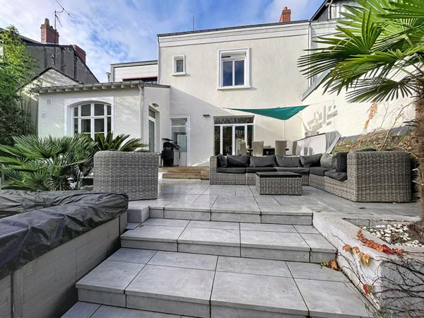 Magnifique maison angevine à vendre en plein centre ville d'ANGERS comprenant 4 chambres, garage et jardin !