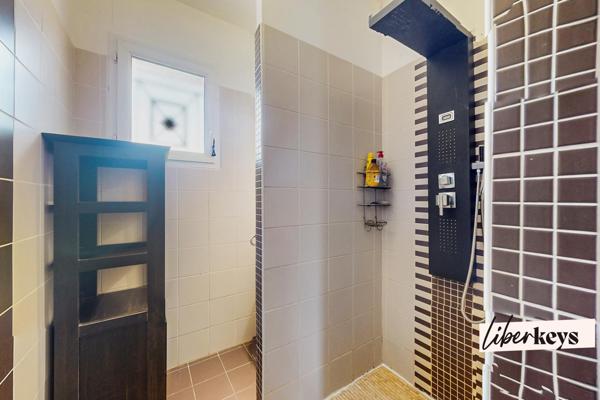 Maison T6 plain-pied garage, piscine, jardin.