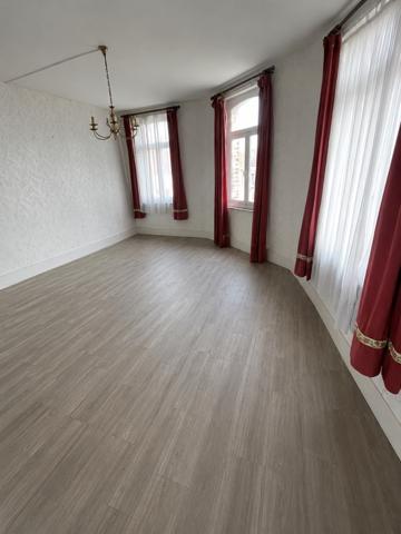 Maison
         8 pièces
        - 171 m² 89 900 € *