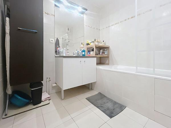 Appartement Issy Les Moulineaux 3 pièce(s) 59m2 tramway T2 3 minutes à pied, calme avec balcon