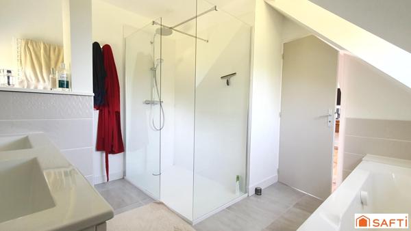 Confortable maison avec grand garage proche école et commerces