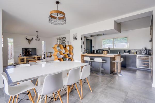 Saint-André-de-Cubzac (33240) Maison 5 pièces en R+1 de 152m2 habitables avec terrasse, piscine et garage