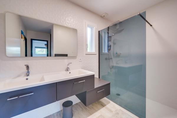 Saint-André-de-Cubzac (33240) Maison 5 pièces en R+1 de 152m2 habitables avec terrasse, piscine et garage