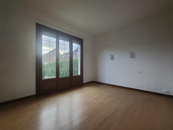 MAISON DE CHARME DE 130 m2 HAB AVEC VERANDA, GARAGE ET DEPENDANCE TRES BIEN SITUEE SUR UN TERRAIN CLOS DE 1000 Beauvais (60000)