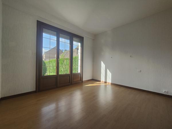 MAISON DE CHARME DE 130 m2 HAB AVEC VERANDA, GARAGE ET DEPENDANCE TRES BIEN SITUEE SUR UN TERRAIN CLOS DE 1000 Beauvais (60000)