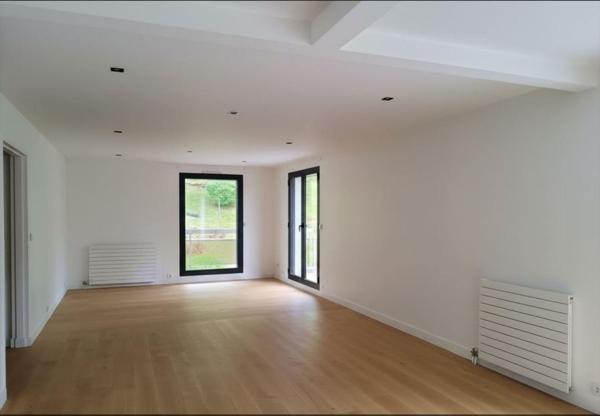 Belle Résidence des années 80, appartement T4 rénové avec balcon, cave et parking.