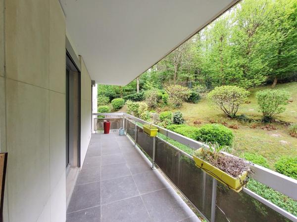Belle Résidence des années 80, appartement T4 rénové avec balcon, cave et parking.