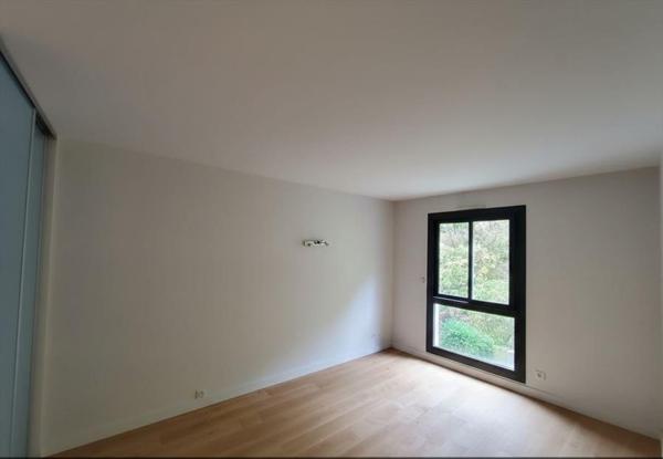 Belle Résidence des années 80, appartement T4 rénové avec balcon, cave et parking.