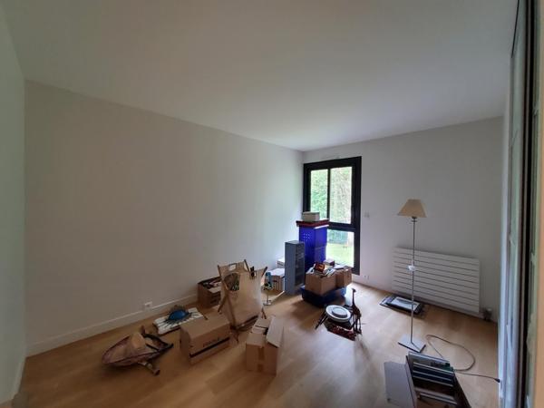 Belle Résidence des années 80, appartement T4 rénové avec balcon, cave et parking.