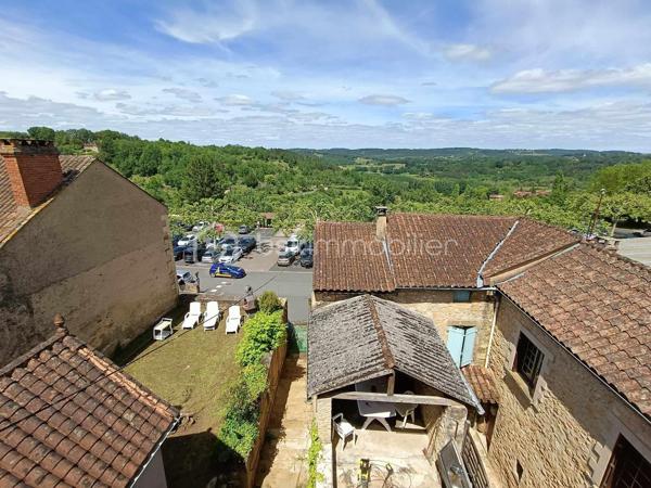 Vends Maison en Plein Cœur du Centre Ville avec Terrasse Couverte & Jardin, Emplacement Idéal, donnant accès directement dans la rue Commerçante Piétonne et de l'autre côté au Parking, d’un des plus Beaux Villages de France : Belvès, une commune touristique du Périgord Noir, avec toutes les commodités à pieds, boulangerie, magasins, restaurants, hôtels, marchés, hôpital, banques, assurances, médecins, pharmacie, etc .... à 5 mn de Siorac du Périgord, 10mn de Monpazier, 15 mn de Saint Cyprien, 20 mn du Bugue et 30mn de Sarlat.

Le Rez de Chaussée comprend : 1 Entrée, 1 Séjour / Cuisine, 1 Atelier / Bureau, 1 Buanderie et 1 Wc.

Le 1er Etage comprend : 3 Chambres dont 1 avec Balcon, 1 Salle de Bains, 1 Wc et 1 Pièce pouvant servir de Dressing / Salle d'Eau. ( arrivée d'eau )

L' Entresol comprend : 1 Grande Réserve avec la chaudière et la cuve à fuel, celle-ci est accessible depuis l'extérieur directement et 2 anciennes Caves Voutées.

Combles non Aménageables en l'état mais avec Fenêtre.

Le plus, 1 Pergola et 1 Agréable Jardin sans Vis à Vis équipé d'un Barbecue, avec Vue Incroyable sur la Vallée, rare en cœur de Ville & 1 Portillon donne accès directement au Parking.

Côté Technique : Menuiseries à simple vitrage, Chauffage central au fuel, Vmc, Cheminée avec Insert Bois, Couverture en bon état, Fosse pour récupération des Eaux de Pluies, Assainissement collectif ( tout à l’égout ).

Prévoir Travaux de Finitions : peintures, sols, .... les gouttières et planches de rives seront refaites et la couverture révisée.

* Les 2 dernières photos : images non contractuelles *

Prix de vente : 134 000 € F.A.I. ( frais agent à la charge du vendeur )

Date de réalisation du diagnostic : 28/05/2024
Consommation conventionnelle : E - 240 kWh/m2/an
Estimation des émissions : E - 64 kg CO2/m2/an
Estimation des coûts annuels : 2 320 € et 3 180 € / an ( 01/2021 )
Taxe Foncière 2025 =          €
Les informations sur les risques auxquels ce bien est exposé sont disponibles sur le site Géorisques : www.georisques.gouv.fr

Mandat simple n° 249 517
Contactez-moi rapidement :
Eric Ravaux - EI - BSK Immobilier
Pays de Belvès et ses environs
P : 06 22 76 35 44
E mail : e.ravaux@bskimmobilier.com
Agent Commercial Indépendant RSAC n° 827 965 799 - Bergerac